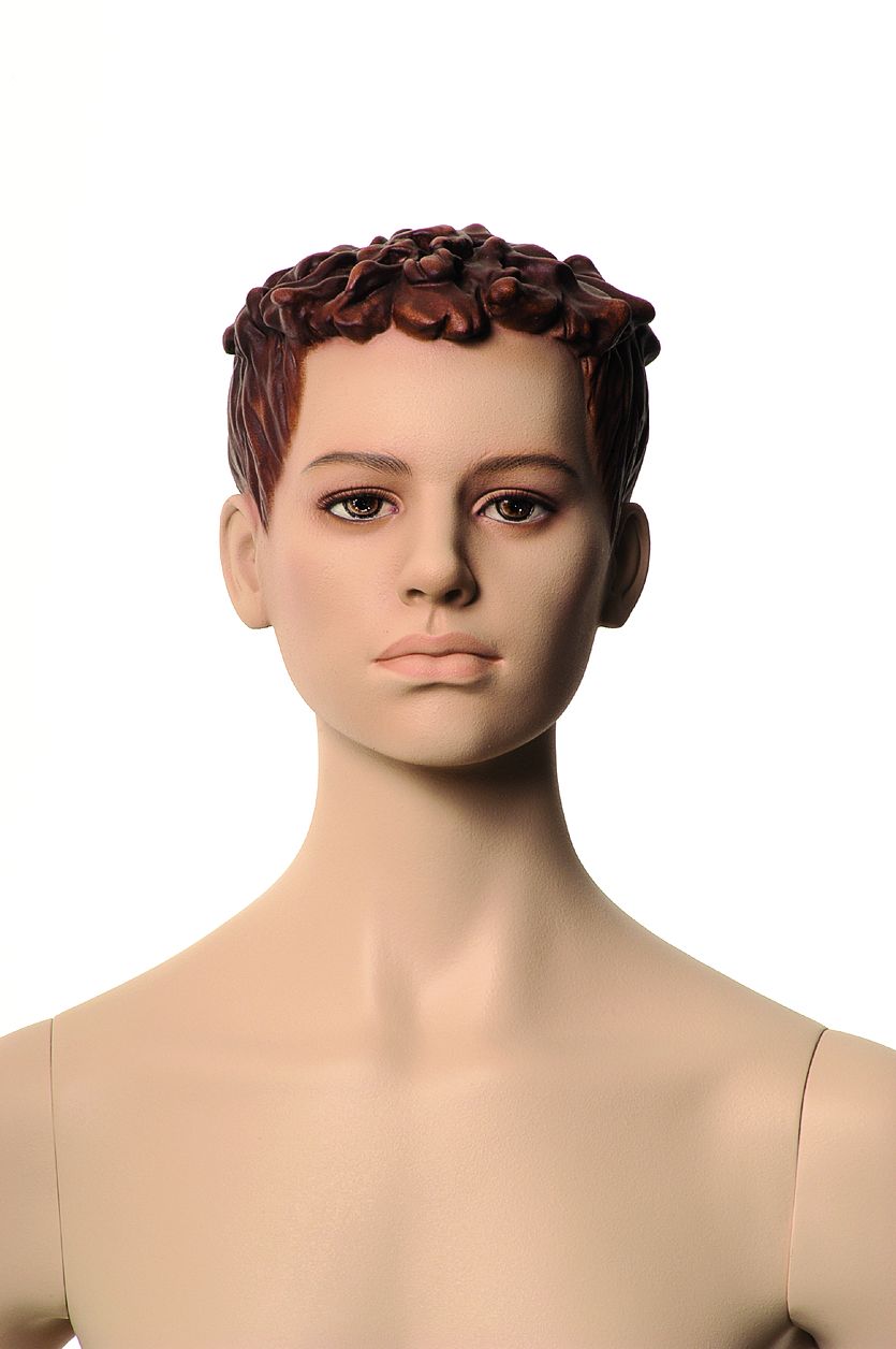 mit Make-up mit skulpturierten Haaren