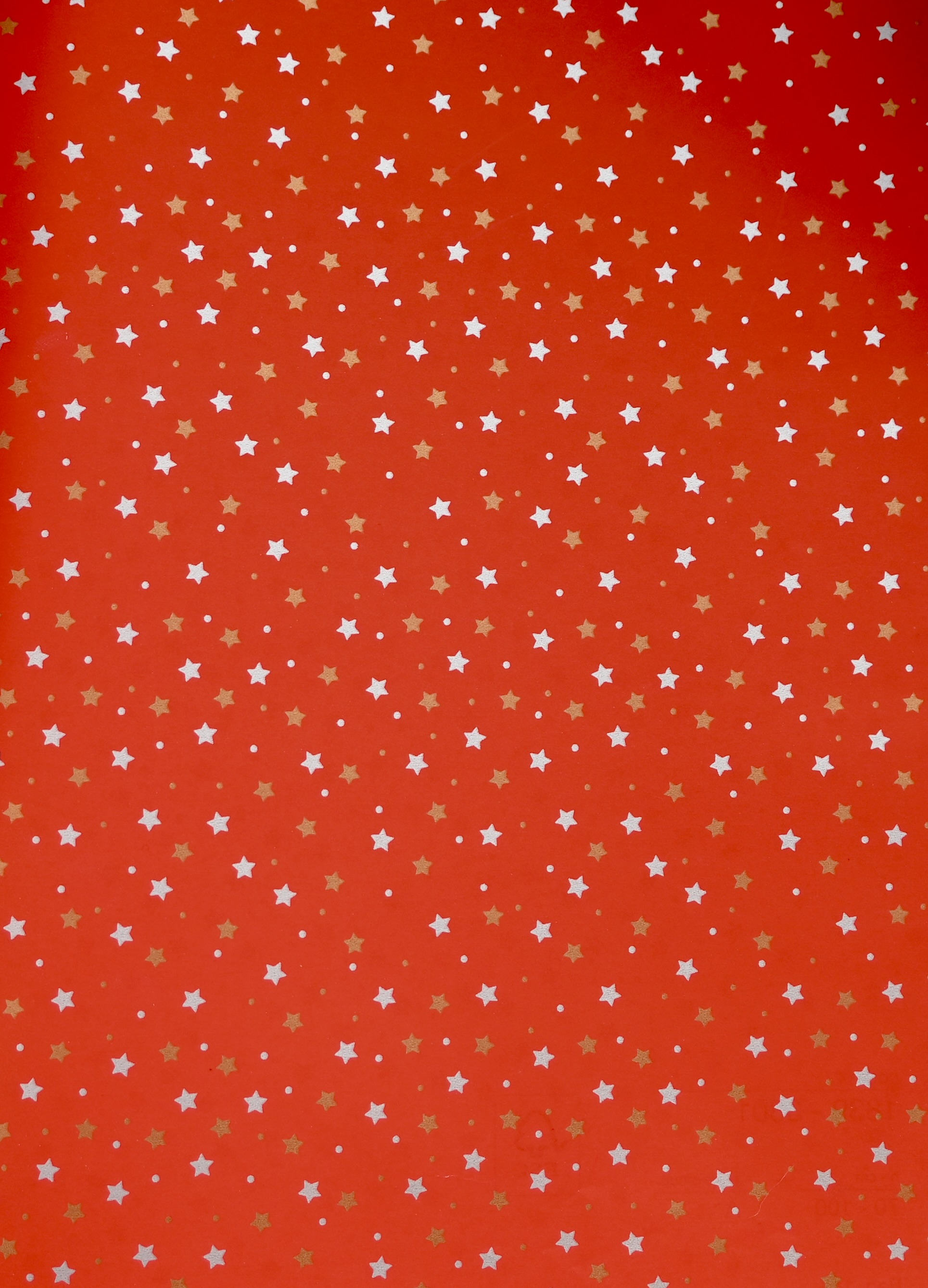 Weihnachts-Geschenkpapier Roter Sternenglanz 50 cm x 50 m für Großhändler, dominanter roter Hintergrund mit kleinen gold- und silbernen Sternen