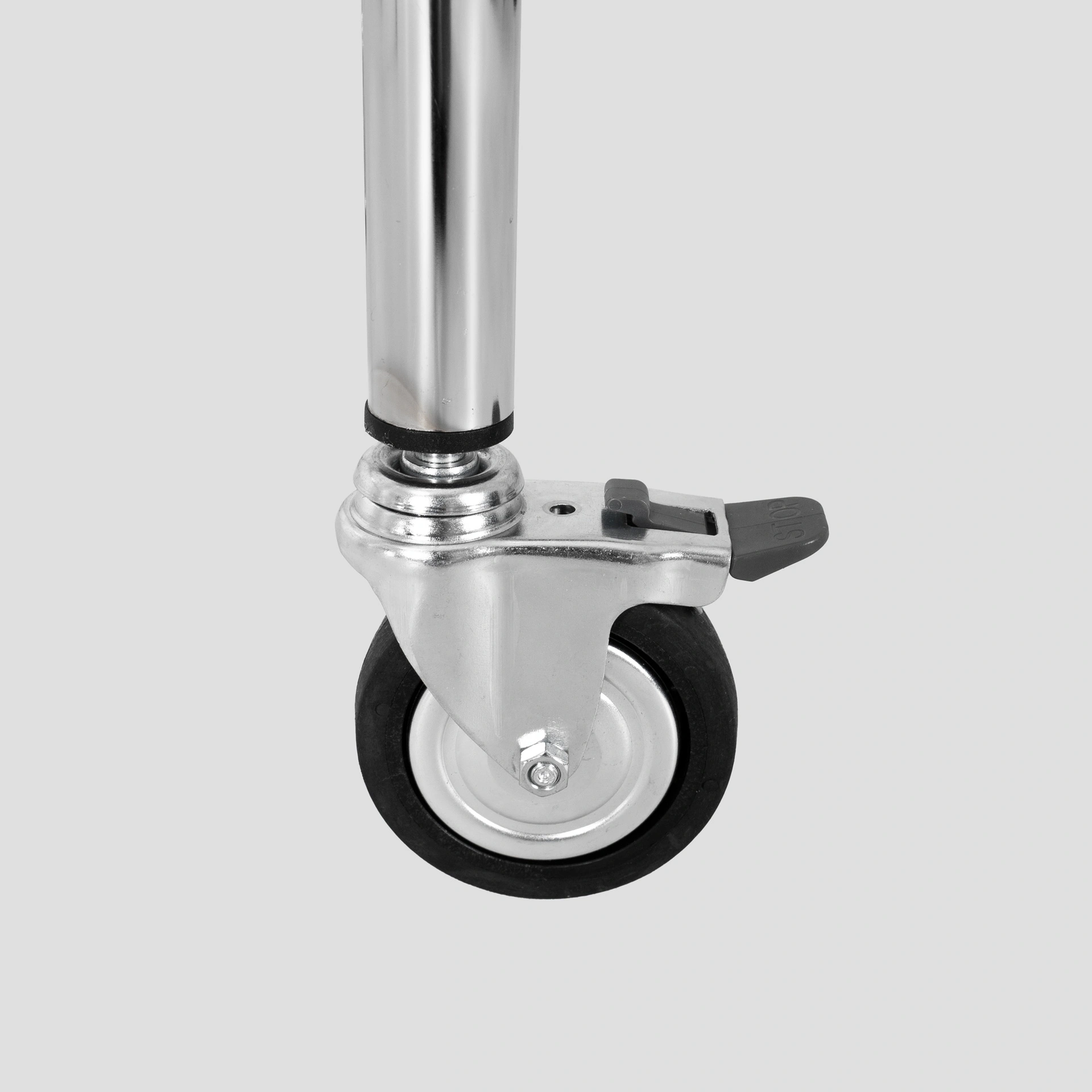 Detailansicht der 8 cm Gummilaufrollen eines Rollständers, zwei Rollen mit integrierter Bremse