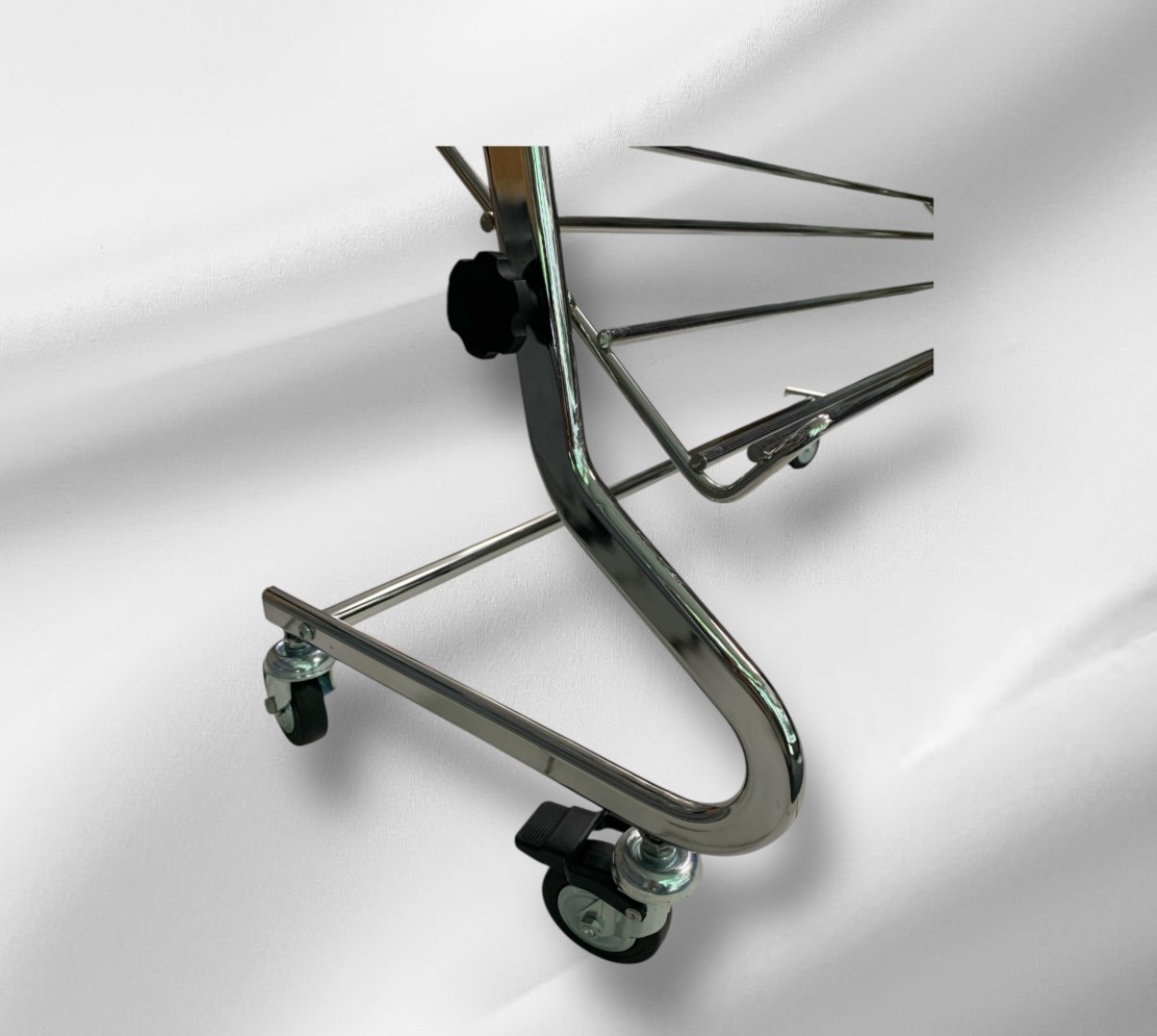 Detailaufnahme der leichtlaufenden Rollen des fahrbaren Schuhständers, zwei Räder mit Feststeller, stabil und mobil.