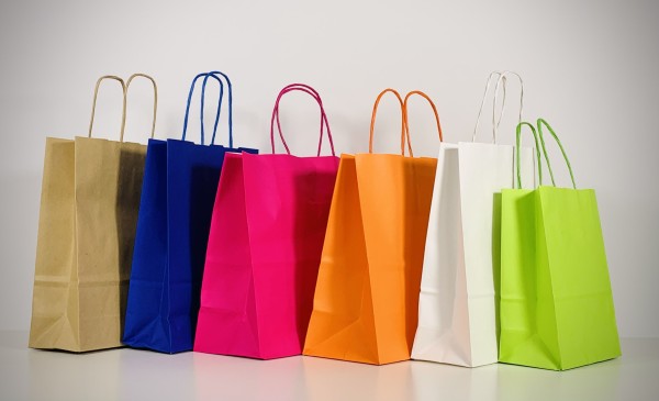 Papiertragetaschen in verschiedenen Farben, Front- und Seitenansicht