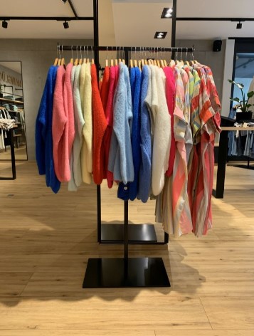 T-Ständer 80 cm schwarz, inszenierte Warenpräsentation